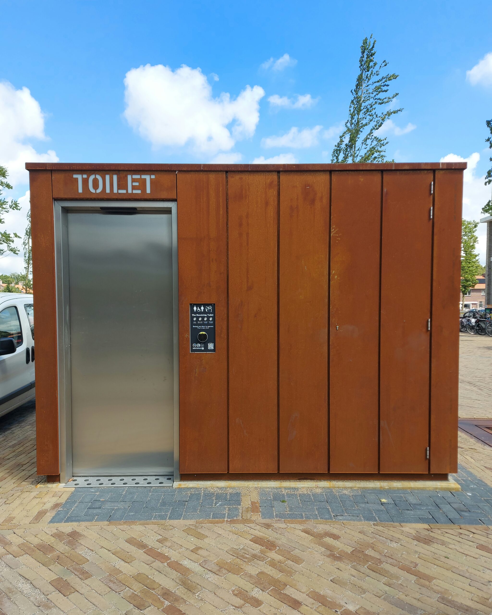 Oxidierter Corten-Stahl im Stadtzentrum  