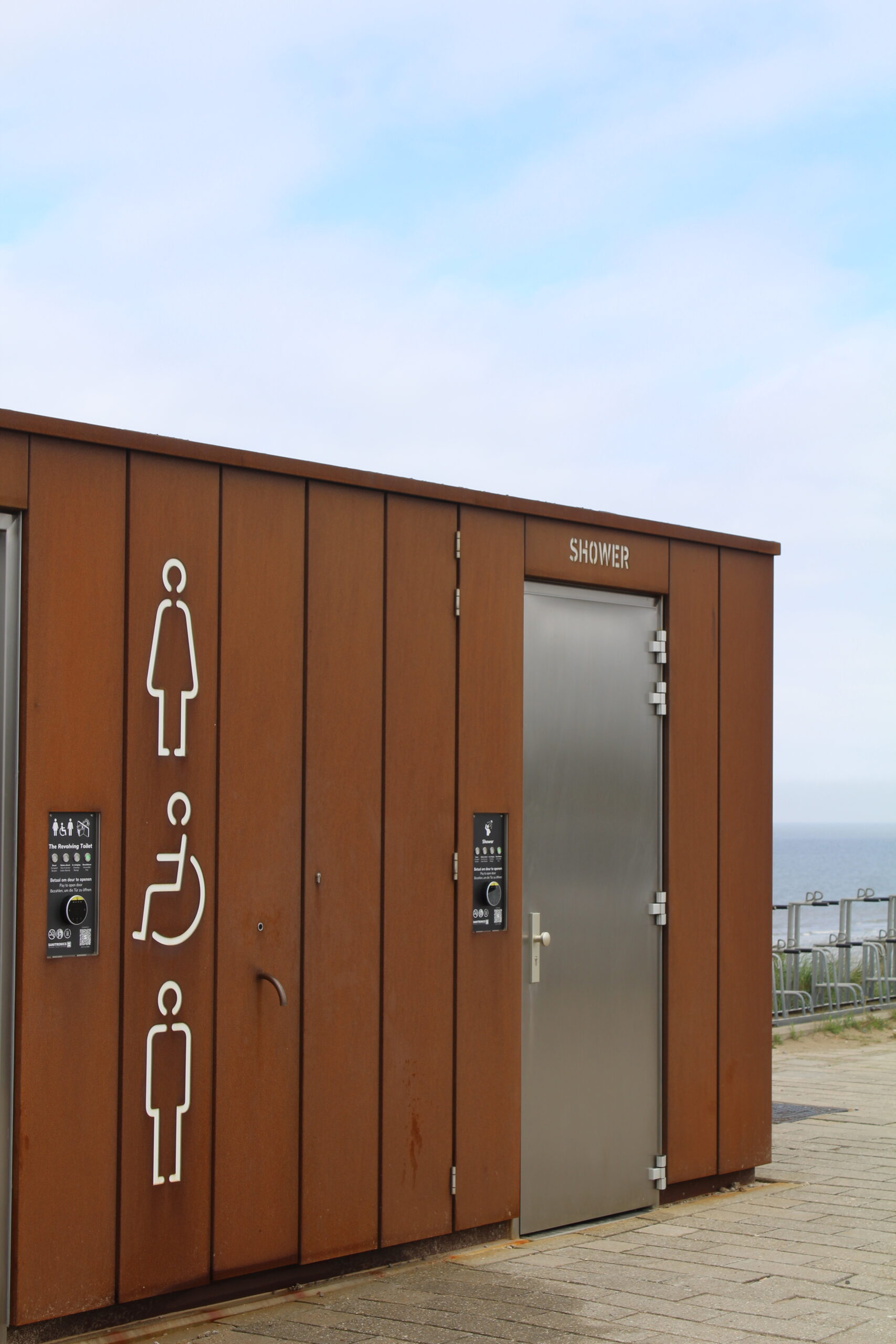 Eine drehbare Toilettenanlage aus Cortenstahl, die in Zandvoort entlang des Boulevards installiert wurde.