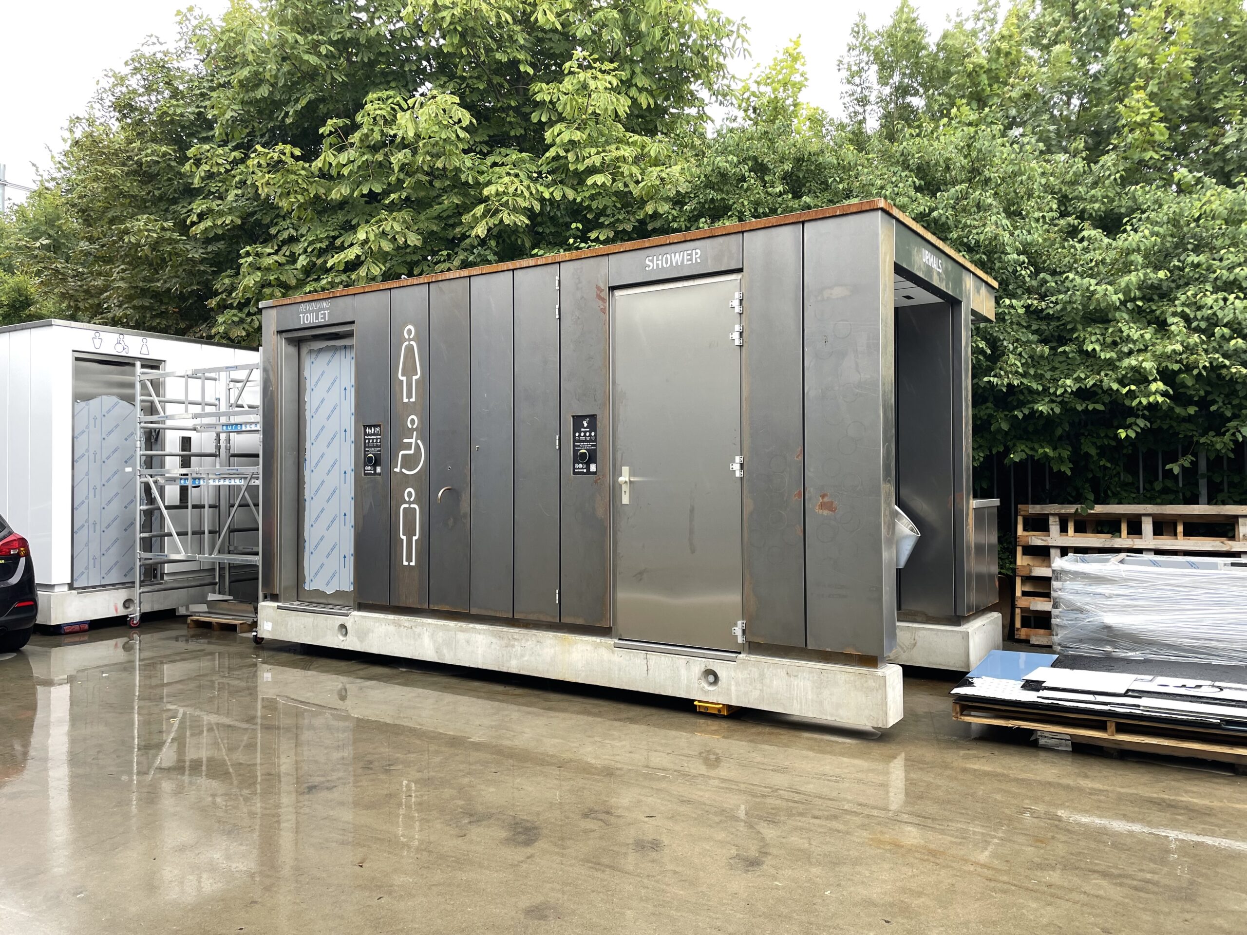 Die drehbare Toiletten- und Duscheinheit am Arbeitsplatz