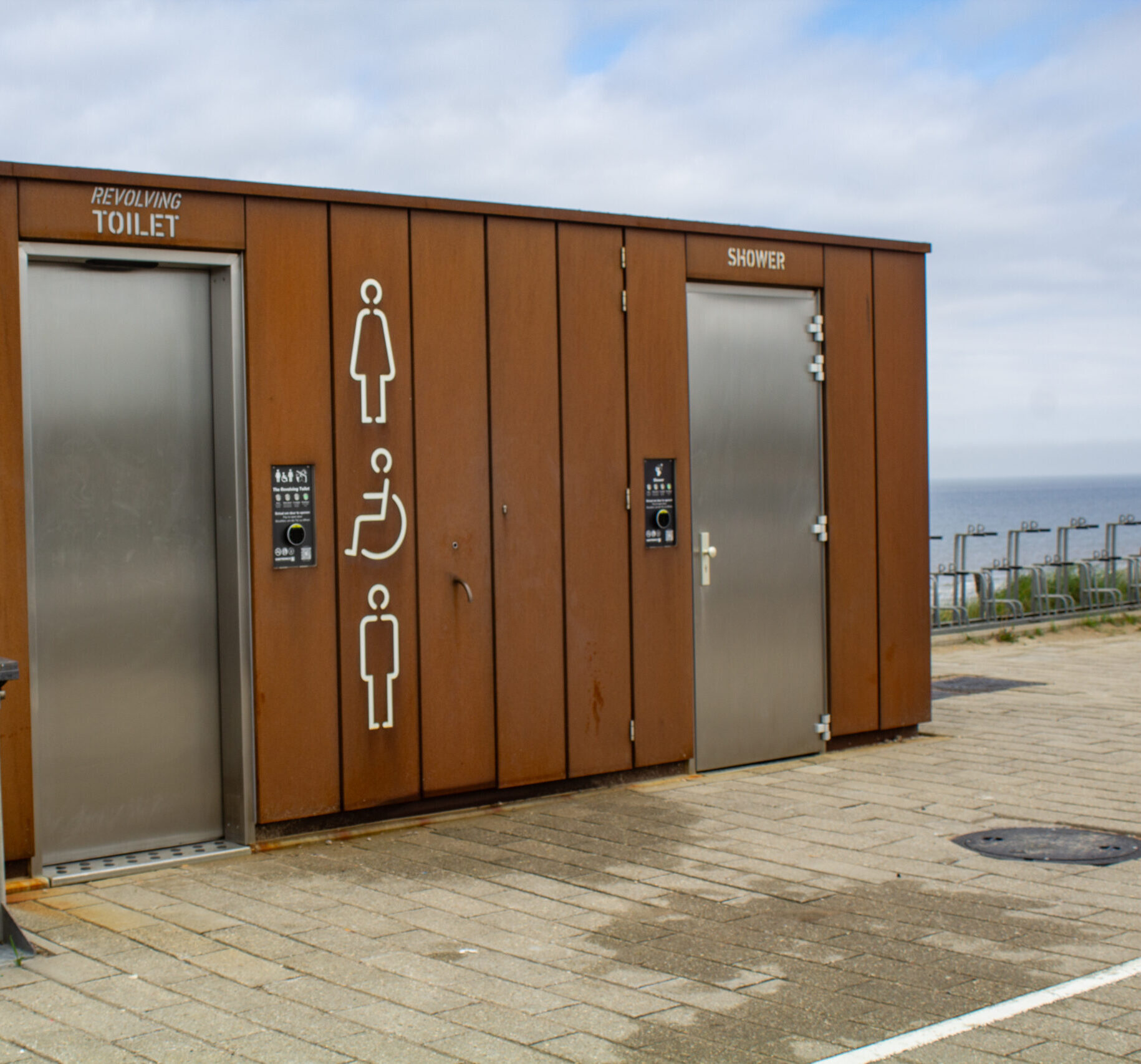 Eine Konstruktion aus Cortenstahl in Zandvoort entlang des Boulevards.