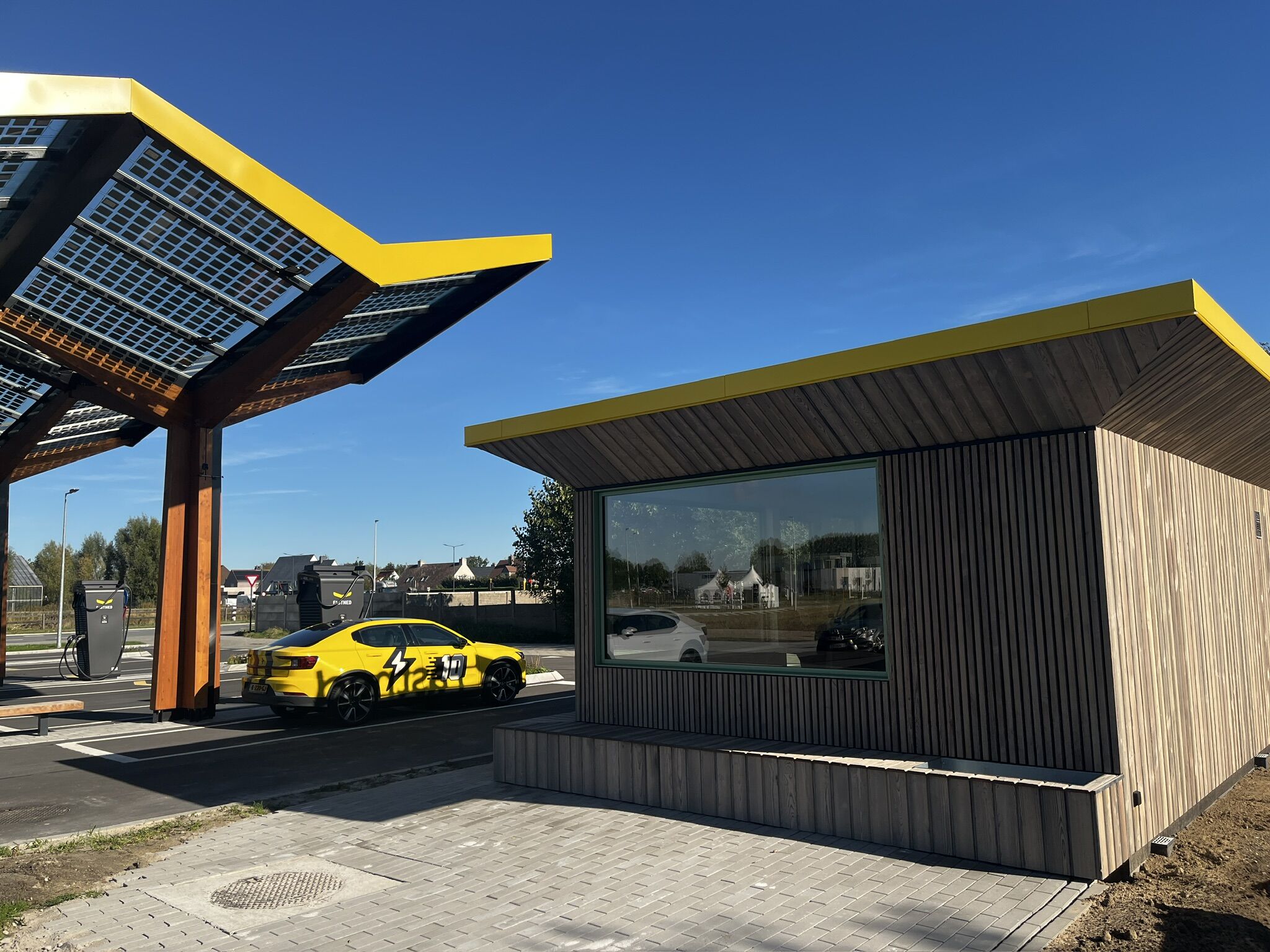 de Fastned winkel vanaf de zijkant